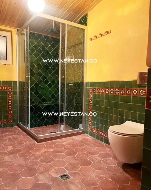 کاشی دست ساز در سرویس بهداشتی
