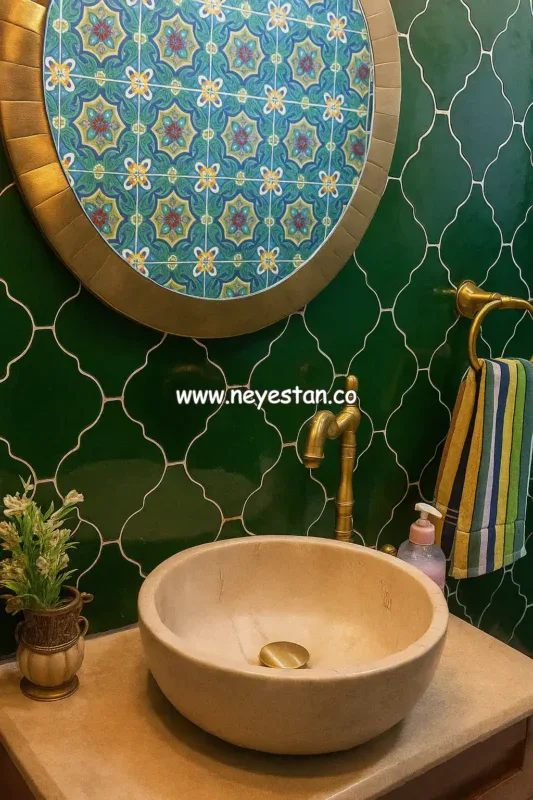 کاشی سنتی نیستان، تزئین دیوار با کاشی‌های سنتی و عوامل دکوراتیو.