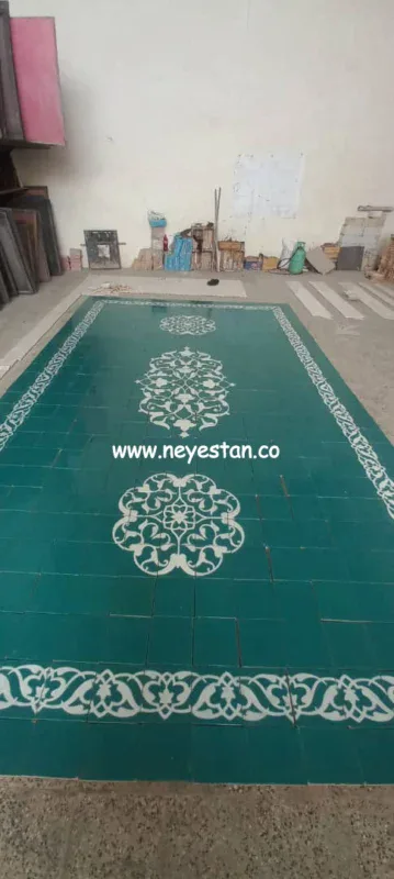 فرش کاشی پهن شده در گارگاه نیستان 