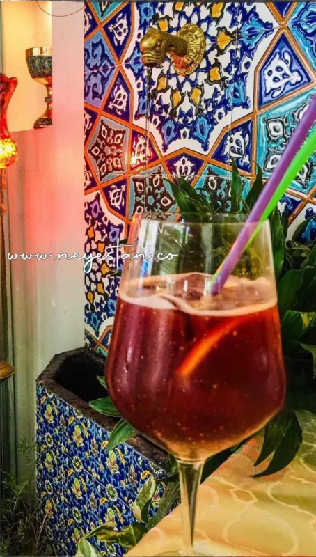 کاشی هفت رنگی کار شده در آبنما سنتی دیواری 