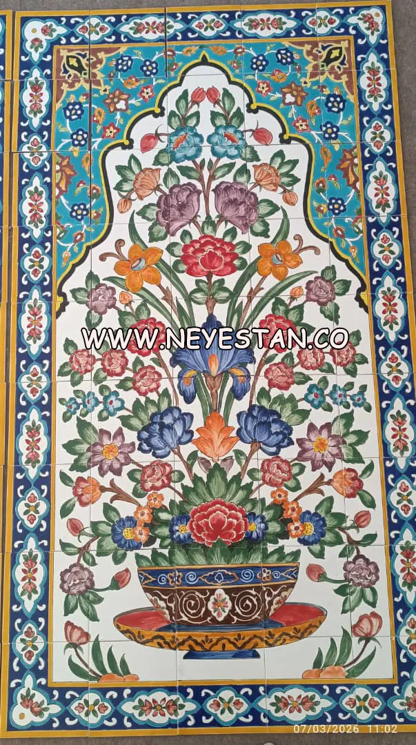 کاشی گل و گلدان مینایی در کارگاه