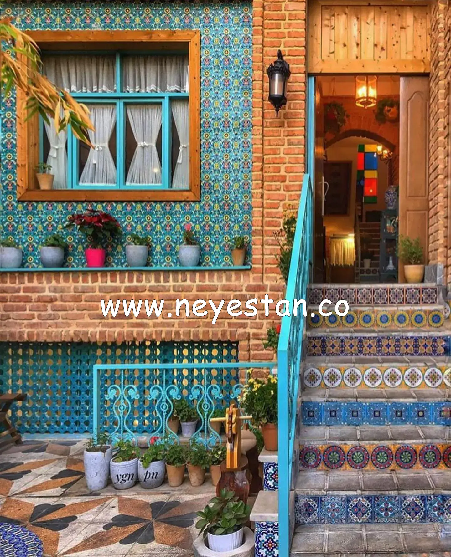 عمارت یار کار شده با کاشی هفت رنگی و آجر