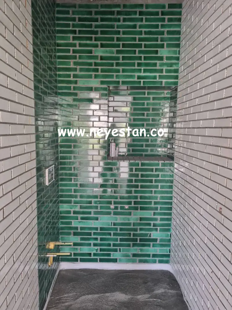 کاشی مترویی سبز طیف دار در سرویس بهداشتی