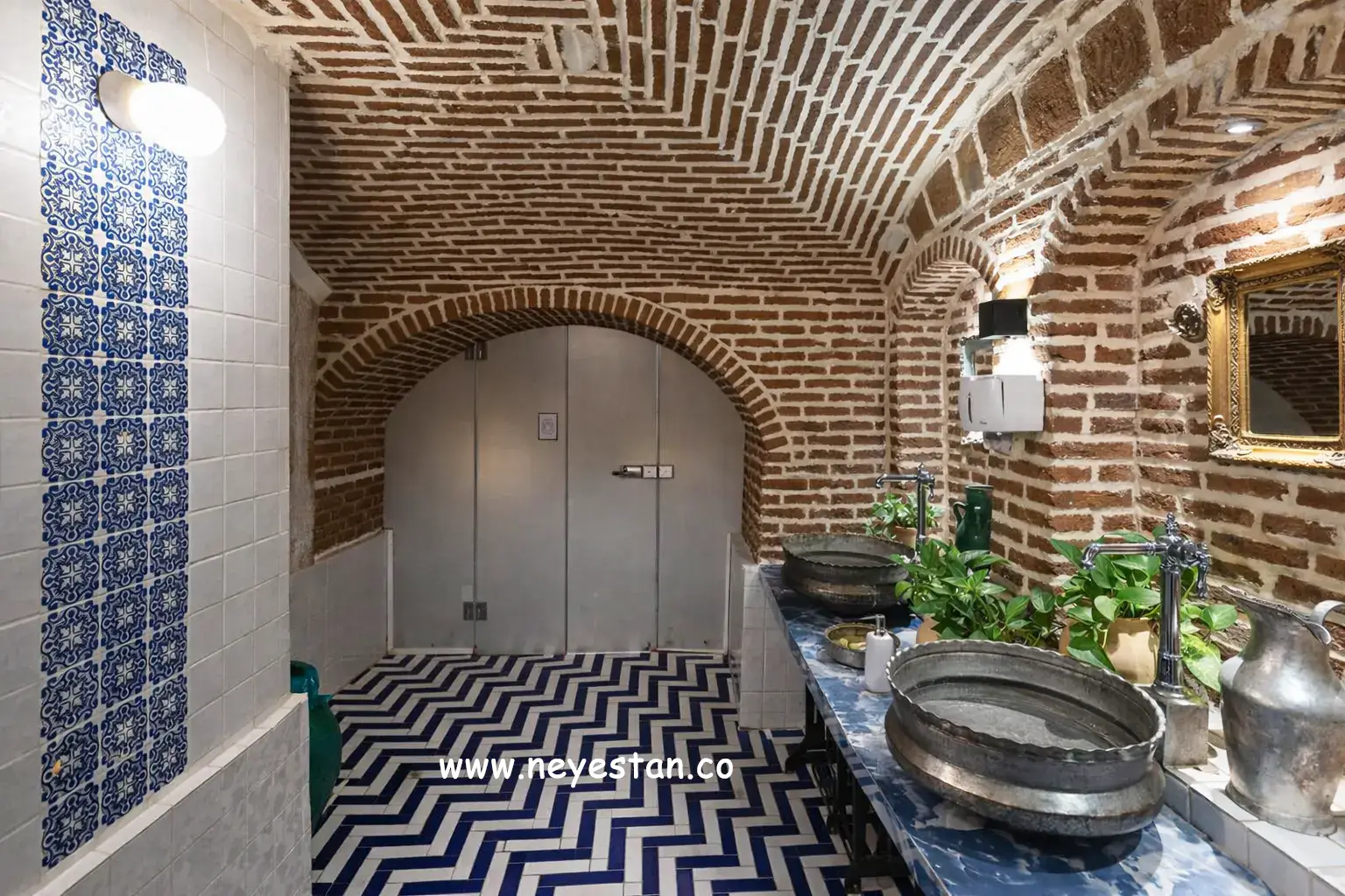 خشت دست ساز مترویی در سرویس بهداشتی ایرانی 