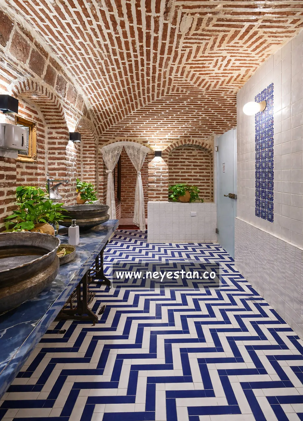 کاشی دست ساز مترویی لاجورد در سرویس بهداشتی 