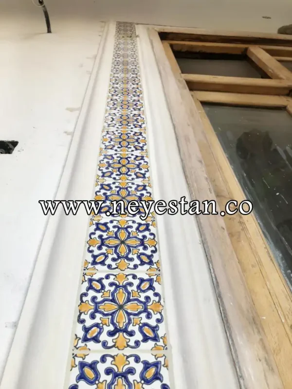 قرنیز کاشی دست‌ساز و لعاب‌دار کار شده دور در 