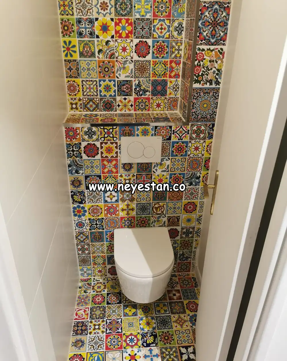 کاشی های طرح اسپانیایی مراکشی هفت رنگی در سرویس بهداشتی 