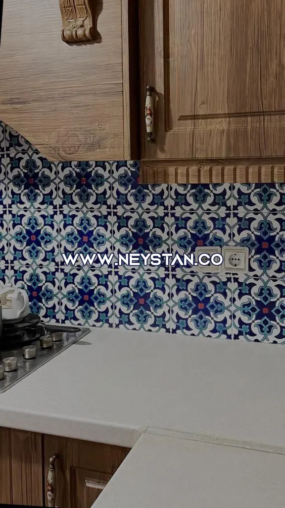 کاشی ایرانی هفت رنگی کار شده بین کابینت