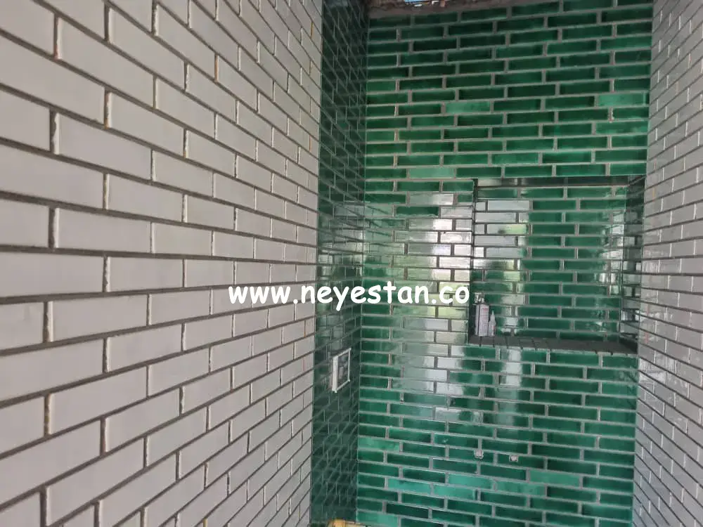 کاشی مترویی سبز طیف دار و خشت سفید در سرویس بهداشتی 