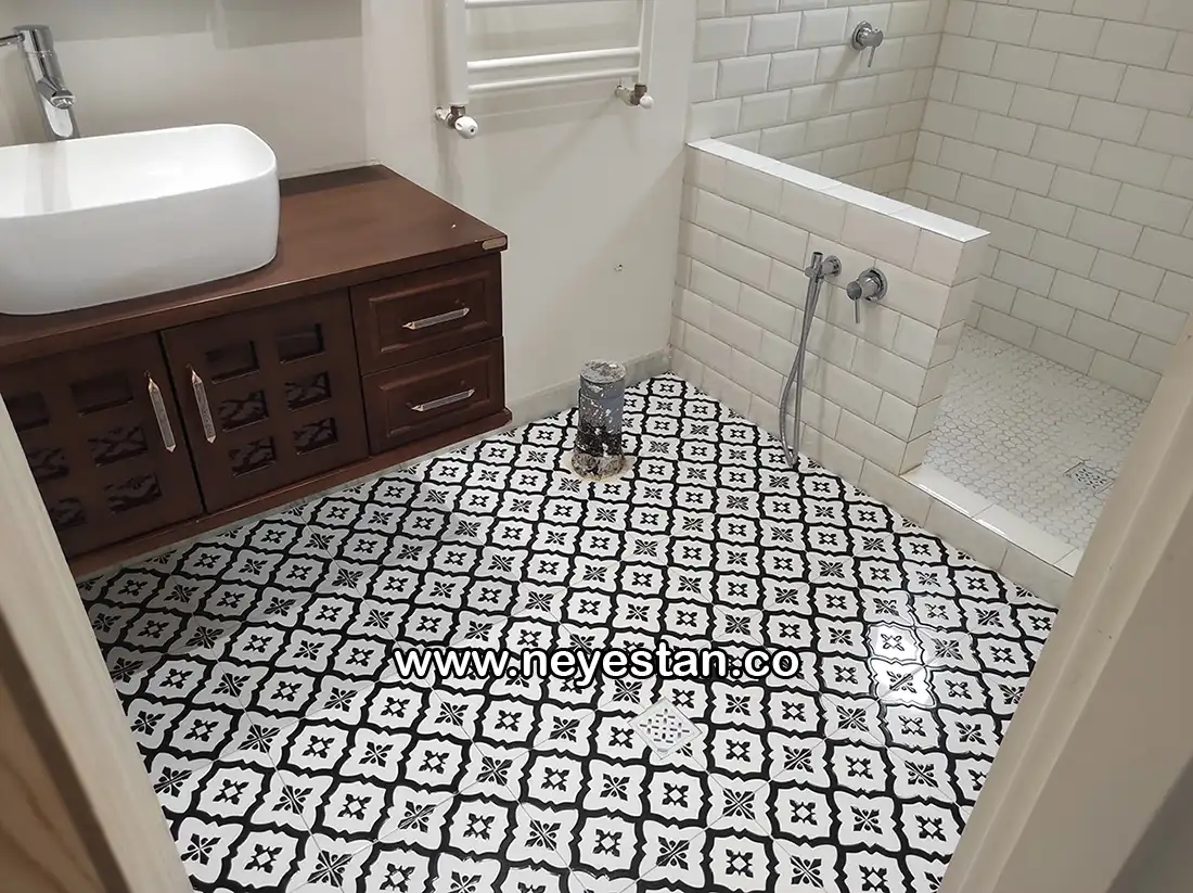 کاشی مراکشی با رنگ سیاه و سفید کژال کار شده در کف 