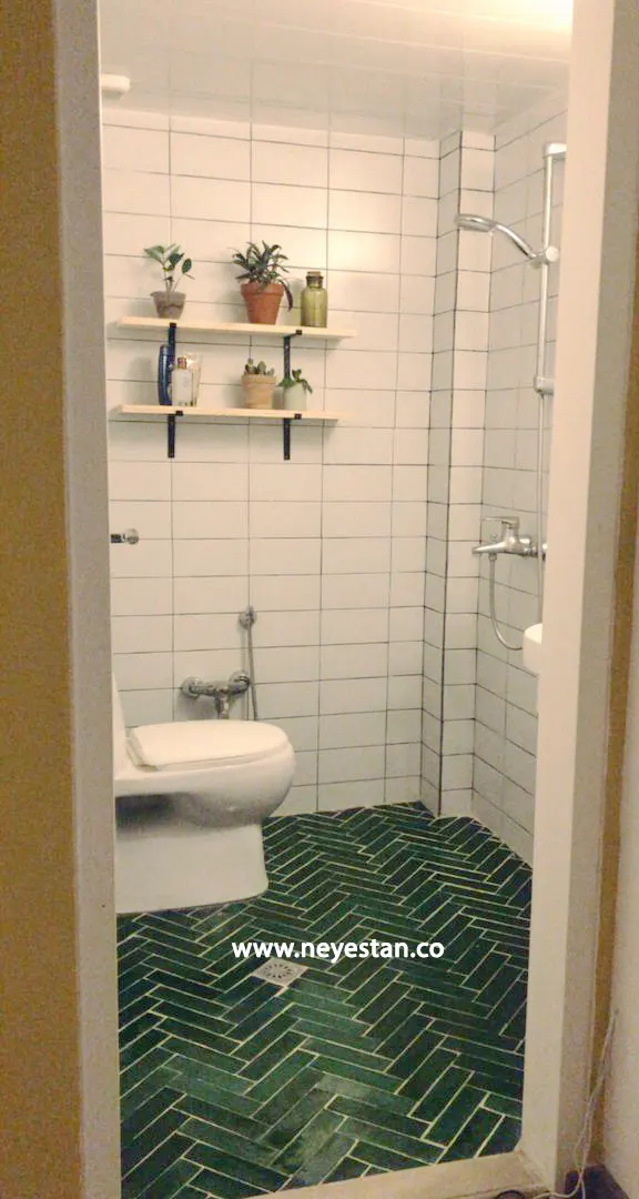 خشت دست ساز سَبک مترویی کار شده در کف سرویس بهداشتی 