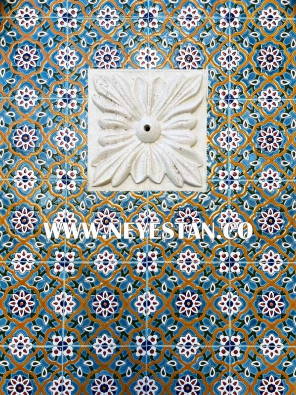 کاشی هفت رنگی کار شده در آبنما 
