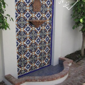 آبنما با کاشی سنتی با طرح اسپانیایی-مراکشی